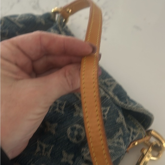 Louis Vuitton - Picture 3 of 6